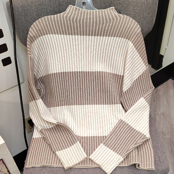 Adrienne Vittadini Sweaters - Adrienne Vittadini Brown and Cream Knit Top